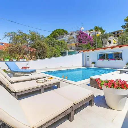 Apartment Stunning In Okrug Gornji Trogir