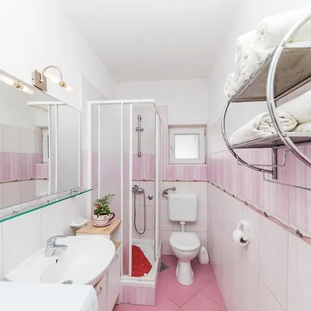 Apartment Stunning In Okrug Gornji