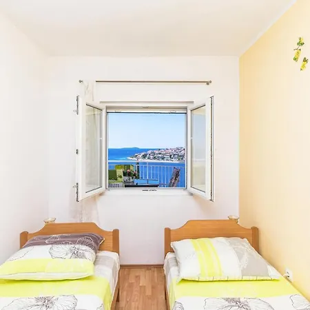 Apartment Stunning In Okrug Gornji